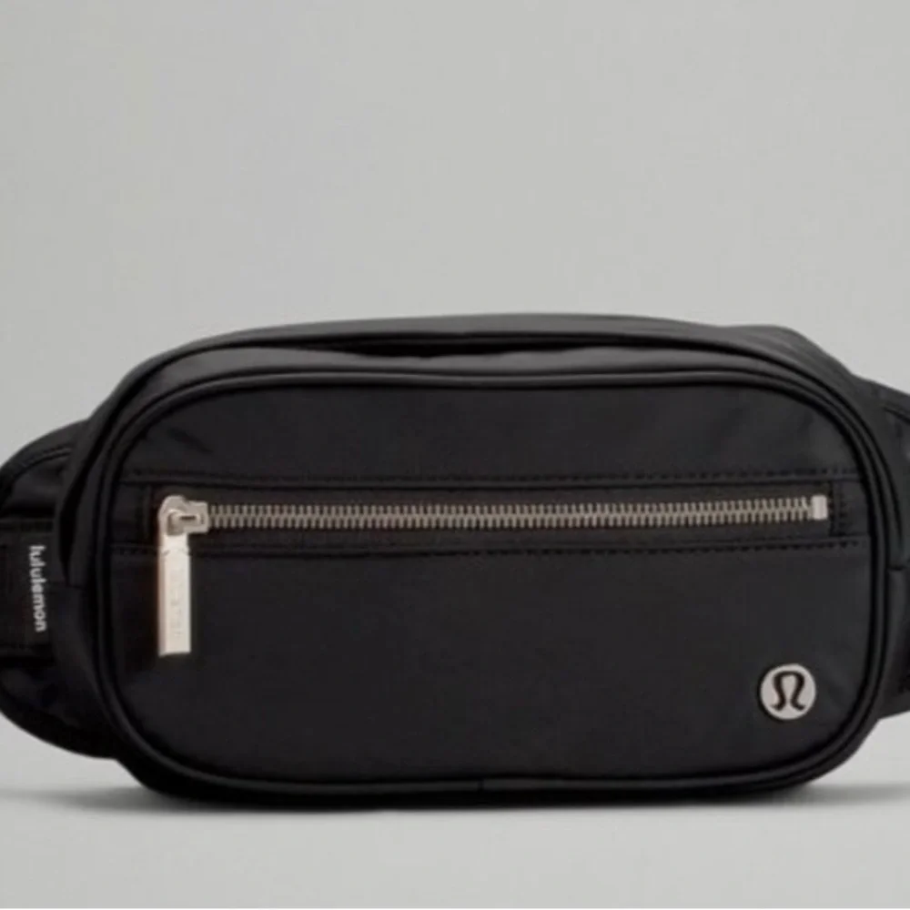 Lululemon Wanderlust Black Belt Bag - Picture 3 of 3